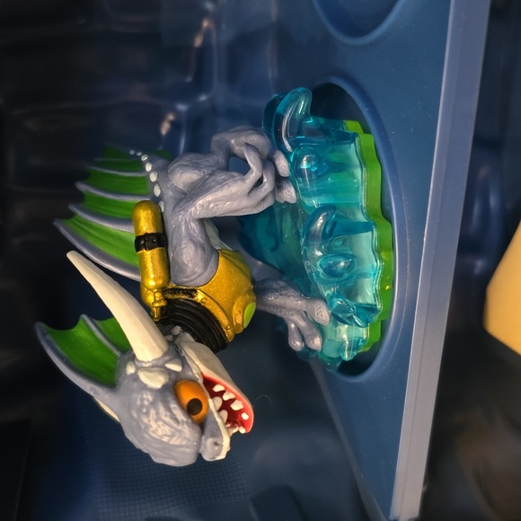 SKYLANDERS Spyros Adventure Castle  & 7 Skylanders includes 3DS Portal of Power - Picture 8 of 16